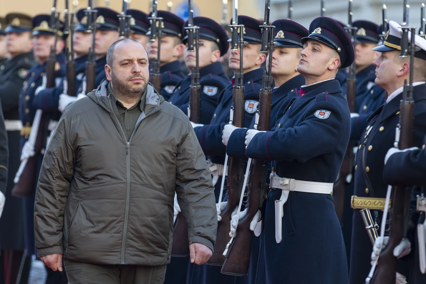 Міністр оборони України Рустем Умеров проводить огляд почесної варти з нагоди церемонії зустрічі в Міністерстві оборони у Вільнюсі, Литва, 23 листопада 2024 року